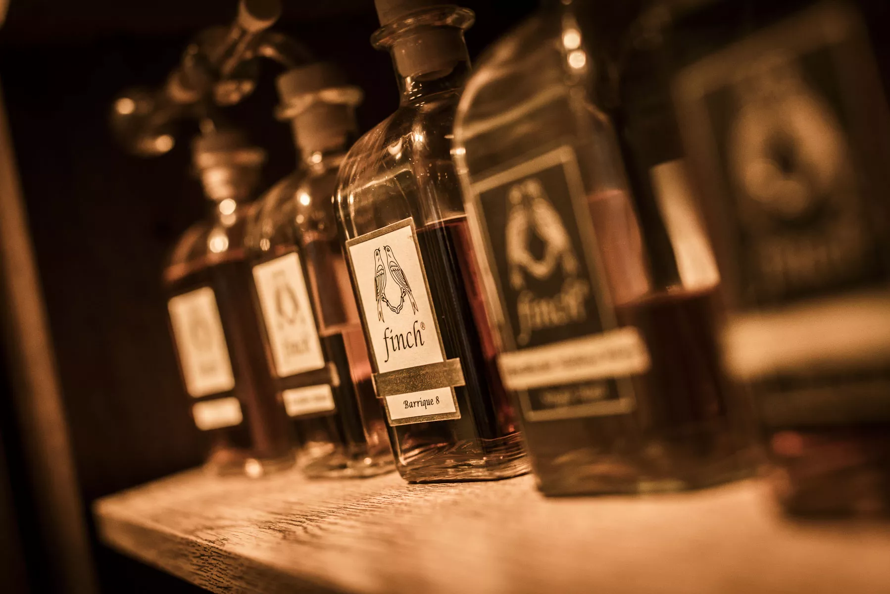 Finch Whisky Whiskeyflaschen in Nahaufnahme mit selektiver Schärfe auf einer Flasche finch Barrique 8