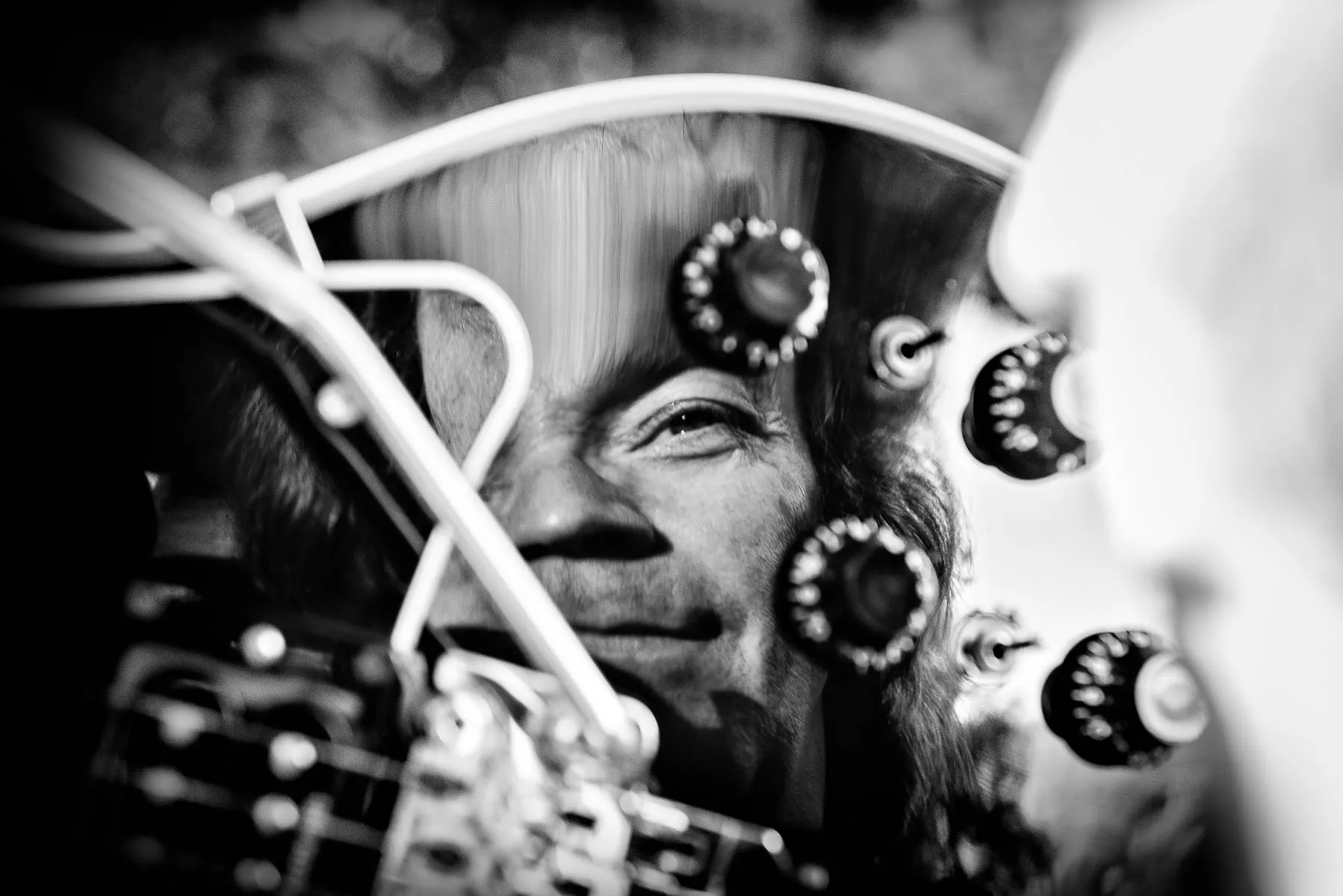 Steve Hackett „in“ his Fernandes guitar – Burg Herzberg Festival 2013