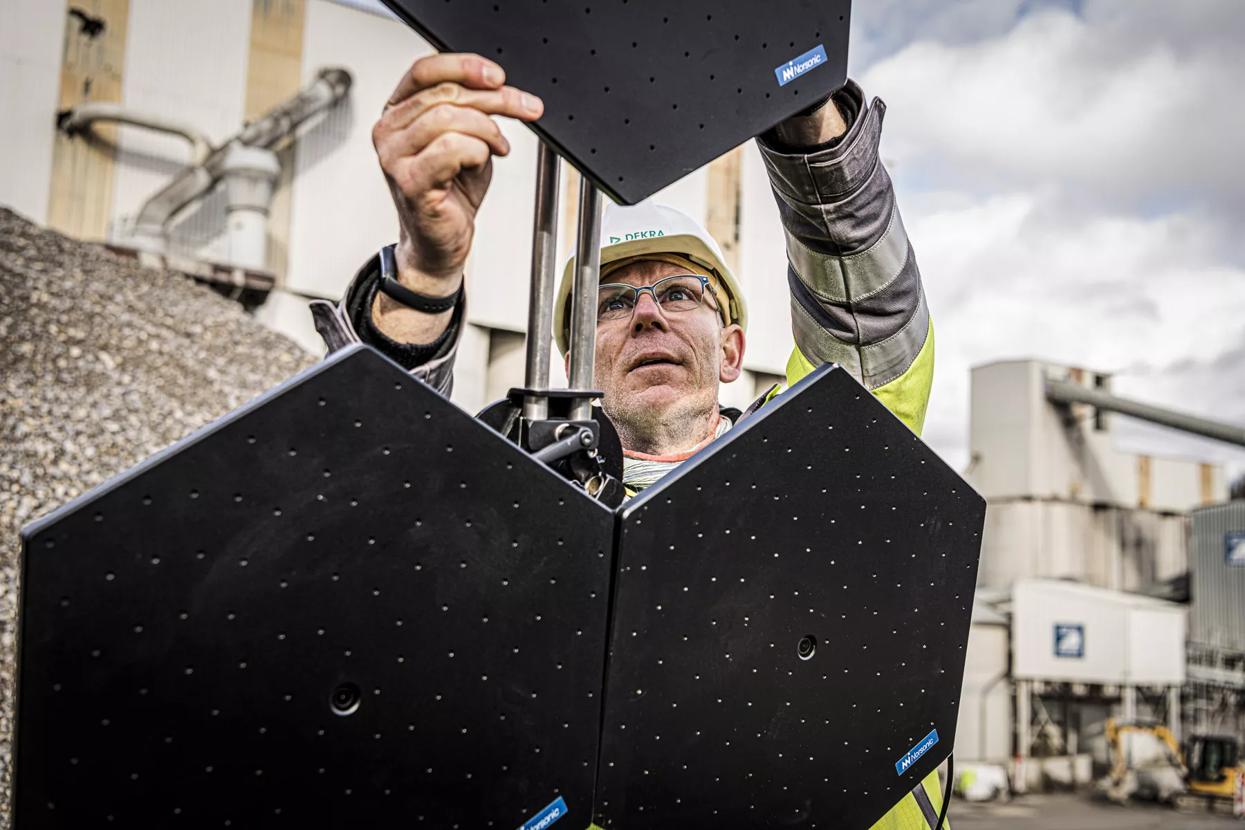 Ein Dekra Mitarbeiter beim einrichten einer akustischen Kamera
