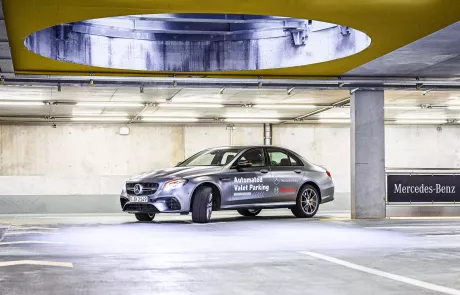 Ein autonom parkender Mercedes inmitten einer Parkgarage beim abbiegen