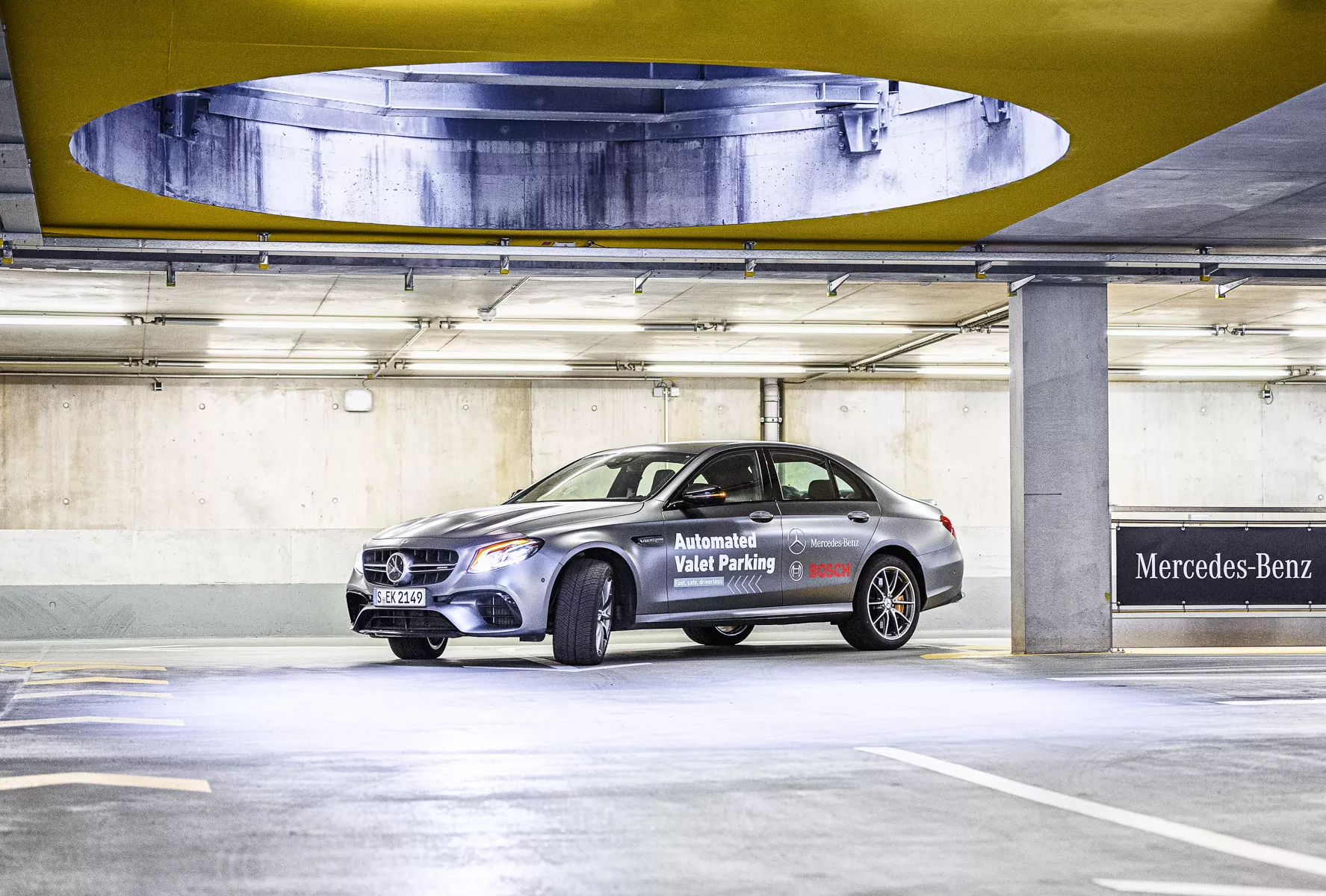 Ein autonom parkender Mercedes inmitten einer Parkgarage beim abbiegen